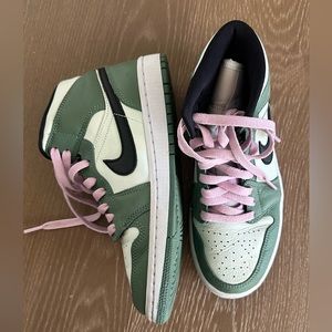 Nike Air Jordans 1 Mid
